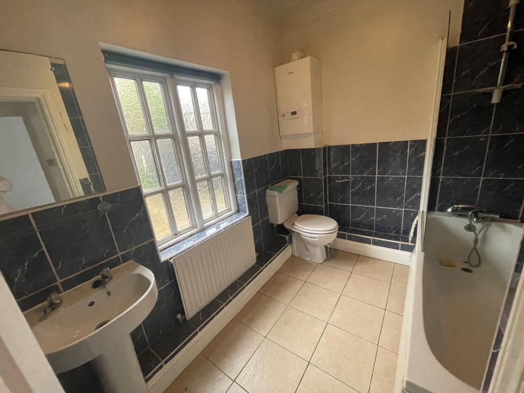 Lot: 66 - TWO-BEDROOM BUNGALOW - Bathroom with boiler